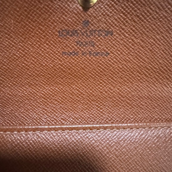 Authentic LOUIS VUITTON 
Monogram Elise Wallet - Picture 2 of 12